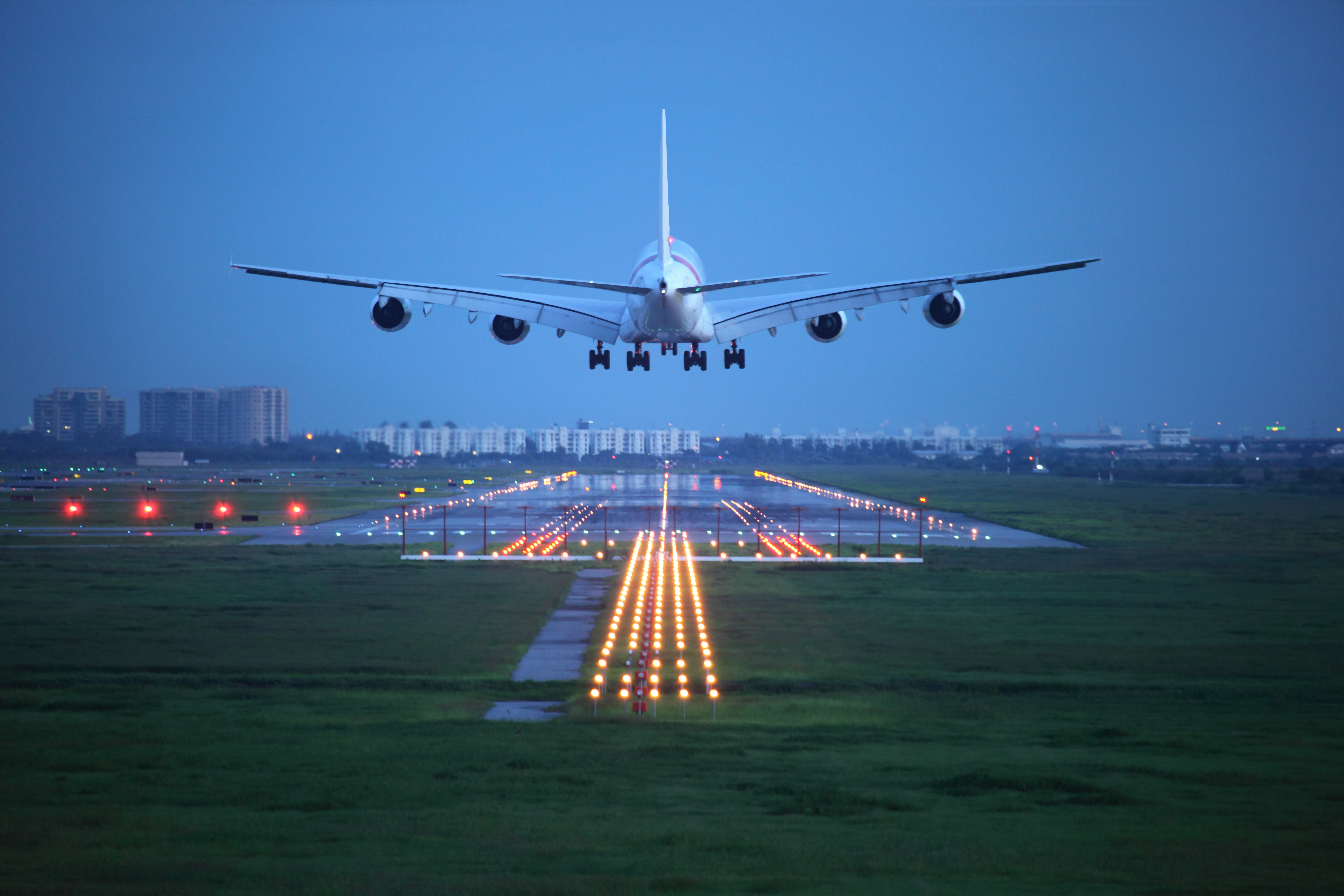 Plane Take Off Landing At Airport Depositphotos_19455709_xl-2015